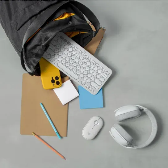pebble-mouse-2-m350s-tonal-white-lifestyle-gallery-2.webp